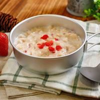 Expedition Foods Porridge with Strawberries (Vegetarian, 800kcal)																		